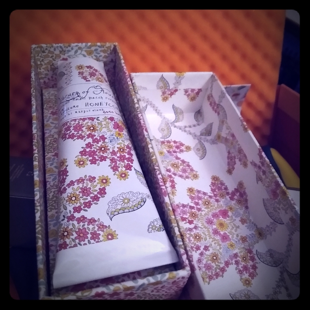 Library of flowers hand cream